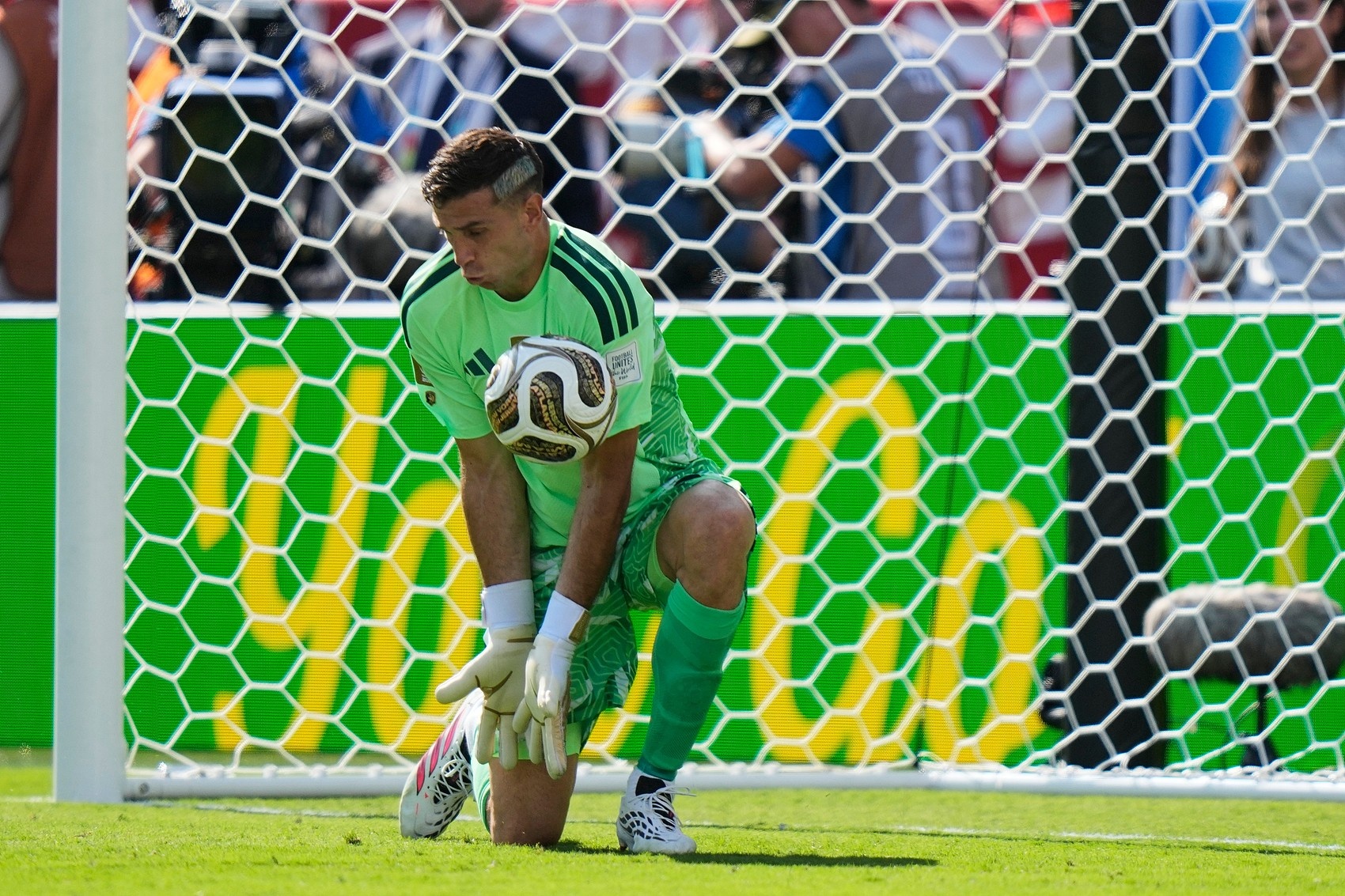 记者：马丁内斯已经与切尔西签下合同